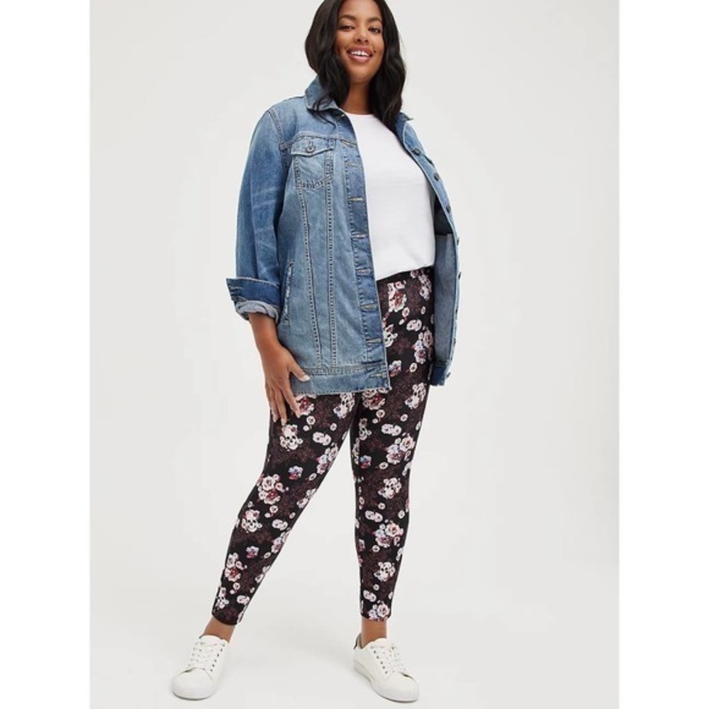 NWT Torrid plus size PIXIE PANT LUXE PONTE FLORAL SKULL BLACK high rise size 4X